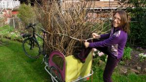 Gartenabfälle mit em Kinderanhänger transportieren. CC-by-sa ethify.org & rasos